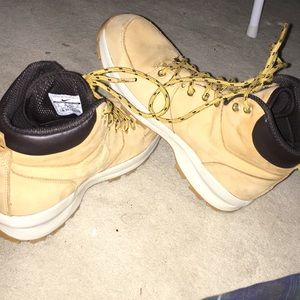Nike manona boots size 9